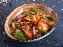 Салат с копченой морской форелью свежими овощами и кисло-сладкой заправкой