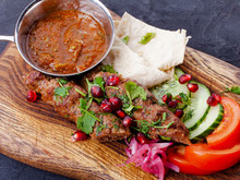 Кебаб из говядины с турецкими специями и острым томатным соусом